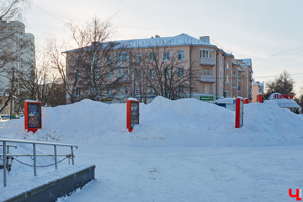 Людмила Пономарева начала трудиться архитектором-проектировщиком во Владимире с ноября 1946 года. Она окончила архитектурный факультет Московского высшего технического училища и 10 лет проработала в различных проектных организациях Москвы. Как член семьи репрессированного в 1938 году была отправлена в Джезказганский исправительно-трудовой лагерь в Казахстане. После ссылки в 1945 году Людмила Ивановна приняла предложение главного архитектора Александра Столетова занять место проектировщика в нашем городе. По ее проектам во Владимире построили очень красивые здания, которые до сих пор привлекают внимание.