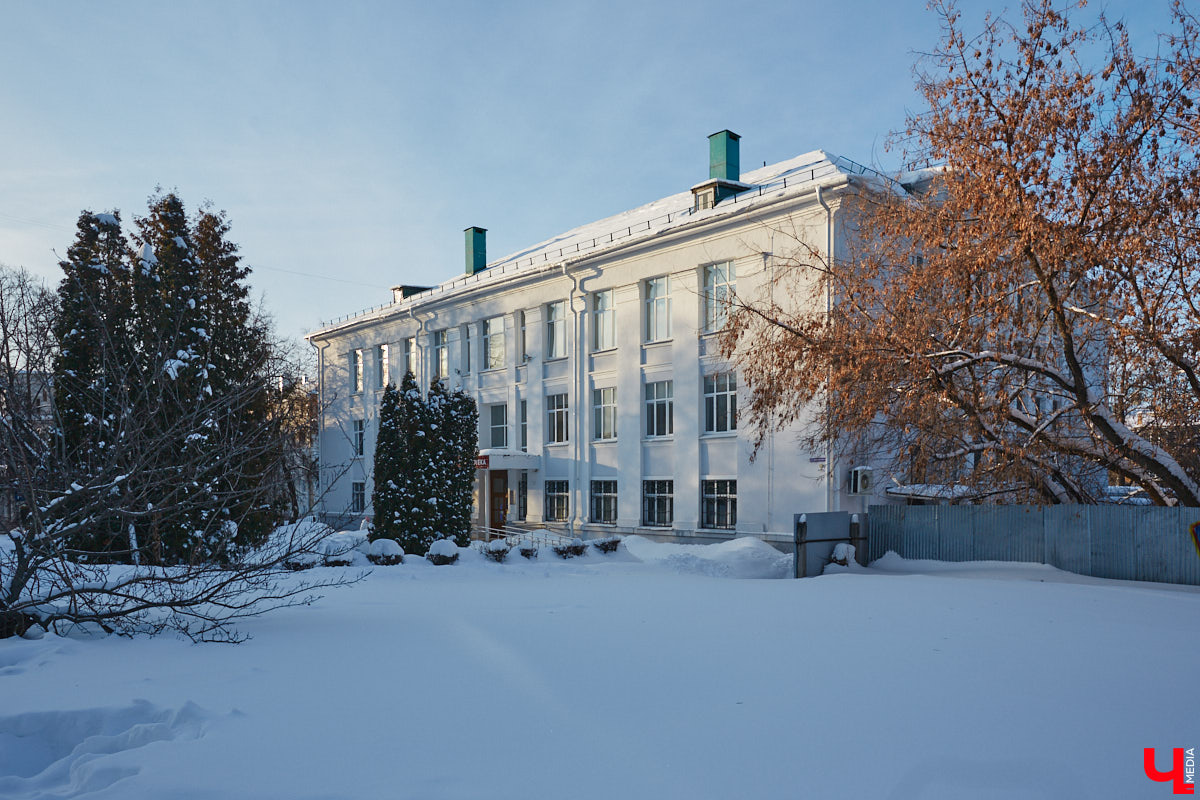 Людмила Пономарева начала трудиться архитектором-проектировщиком во Владимире с ноября 1946 года. Она окончила архитектурный факультет Московского высшего технического училища и 10 лет проработала в различных проектных организациях Москвы. Как член семьи репрессированного в 1938 году была отправлена в Джезказганский исправительно-трудовой лагерь в Казахстане. После ссылки в 1945 году Людмила Ивановна приняла предложение главного архитектора Александра Столетова занять место проектировщика в нашем городе. По ее проектам во Владимире построили очень красивые здания, которые до сих пор привлекают внимание.