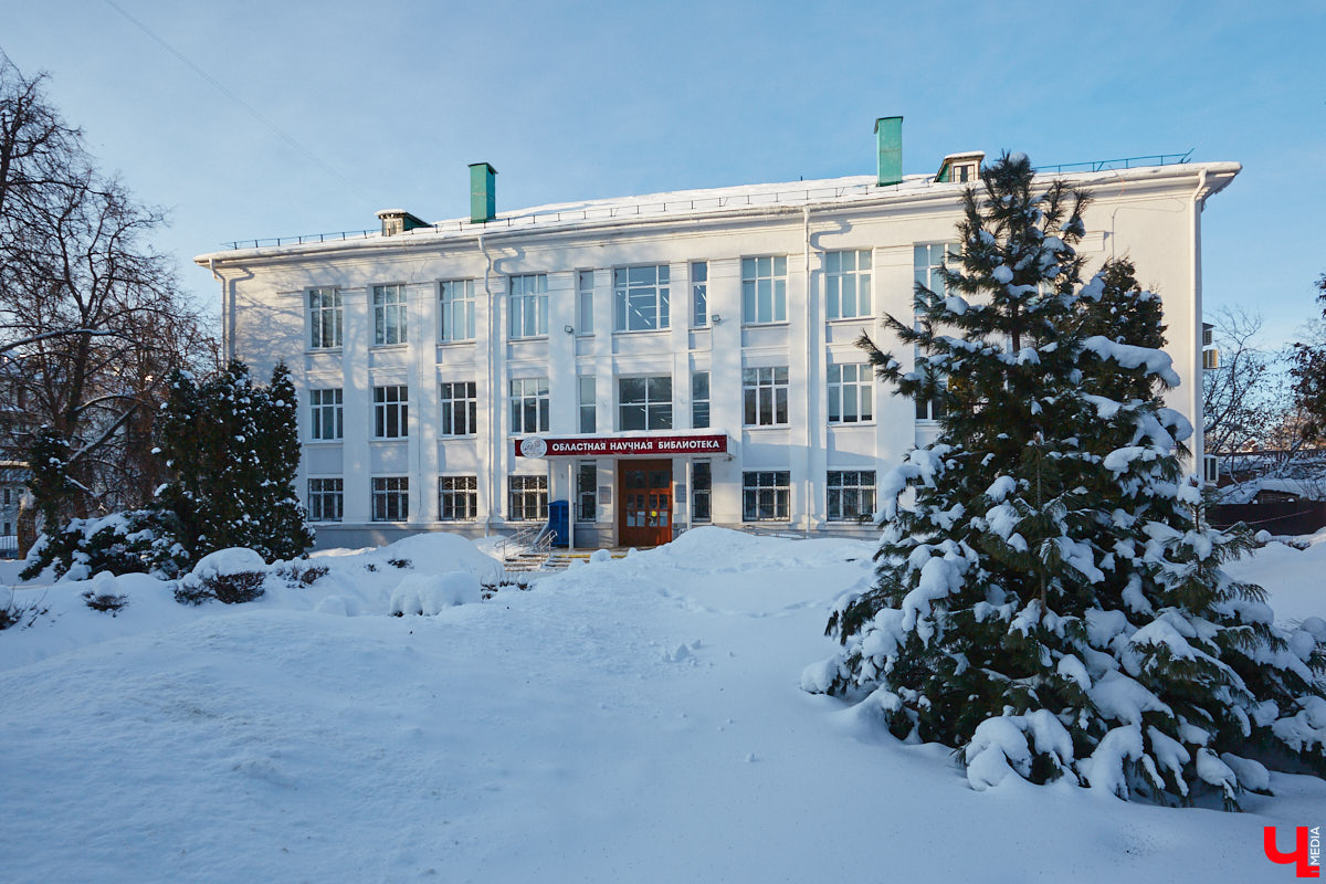 Людмила Пономарева начала трудиться архитектором-проектировщиком во Владимире с ноября 1946 года. Она окончила архитектурный факультет Московского высшего технического училища и 10 лет проработала в различных проектных организациях Москвы. Как член семьи репрессированного в 1938 году была отправлена в Джезказганский исправительно-трудовой лагерь в Казахстане. После ссылки в 1945 году Людмила Ивановна приняла предложение главного архитектора Александра Столетова занять место проектировщика в нашем городе. По ее проектам во Владимире построили очень красивые здания, которые до сих пор привлекают внимание.