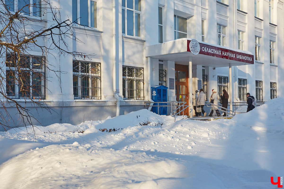 Людмила Пономарева начала трудиться архитектором-проектировщиком во Владимире с ноября 1946 года. Она окончила архитектурный факультет Московского высшего технического училища и 10 лет проработала в различных проектных организациях Москвы. Как член семьи репрессированного в 1938 году была отправлена в Джезказганский исправительно-трудовой лагерь в Казахстане. После ссылки в 1945 году Людмила Ивановна приняла предложение главного архитектора Александра Столетова занять место проектировщика в нашем городе. По ее проектам во Владимире построили очень красивые здания, которые до сих пор привлекают внимание.