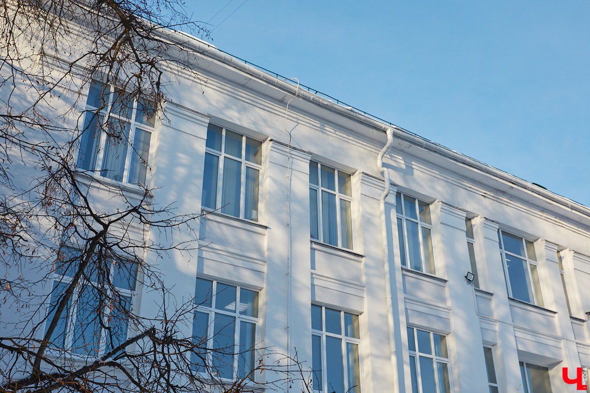 Людмила Пономарева начала трудиться архитектором-проектировщиком во Владимире с ноября 1946 года. Она окончила архитектурный факультет Московского высшего технического училища и 10 лет проработала в различных проектных организациях Москвы. Как член семьи репрессированного в 1938 году была отправлена в Джезказганский исправительно-трудовой лагерь в Казахстане. После ссылки в 1945 году Людмила Ивановна приняла предложение главного архитектора Александра Столетова занять место проектировщика в нашем городе. По ее проектам во Владимире построили очень красивые здания, которые до сих пор привлекают внимание.