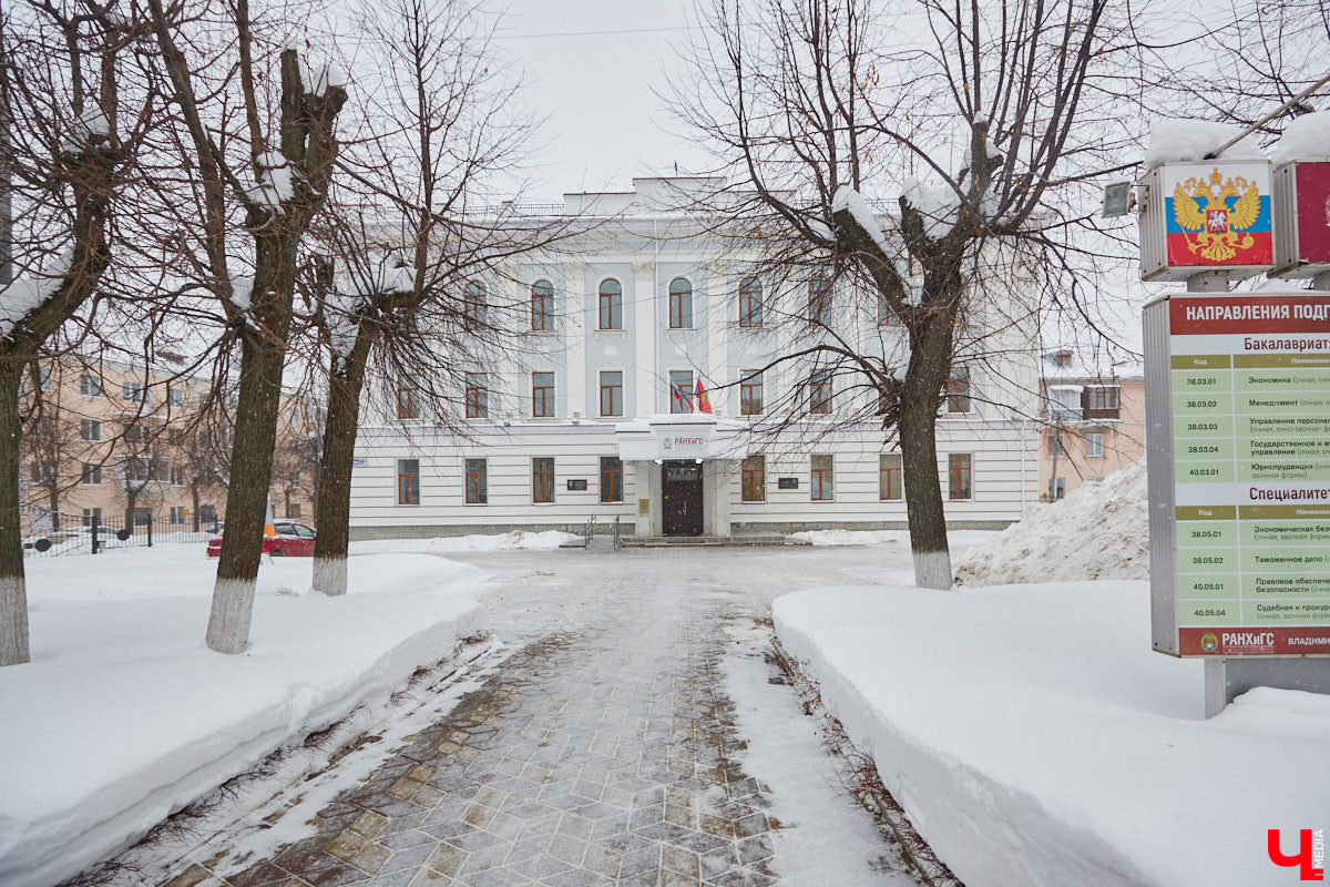 Людмила Пономарева начала трудиться архитектором-проектировщиком во Владимире с ноября 1946 года. Она окончила архитектурный факультет Московского высшего технического училища и 10 лет проработала в различных проектных организациях Москвы. Как член семьи репрессированного в 1938 году была отправлена в Джезказганский исправительно-трудовой лагерь в Казахстане. После ссылки в 1945 году Людмила Ивановна приняла предложение главного архитектора Александра Столетова занять место проектировщика в нашем городе. По ее проектам во Владимире построили очень красивые здания, которые до сих пор привлекают внимание.