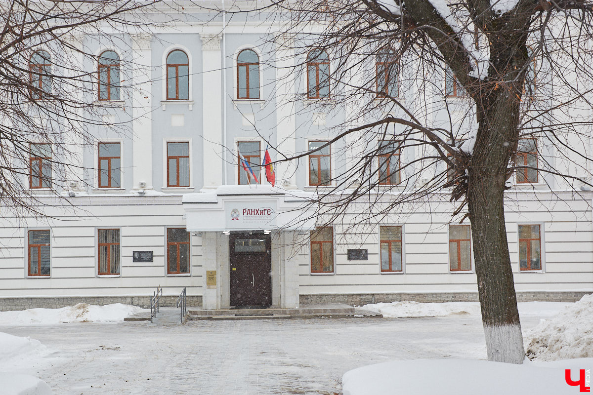 Людмила Пономарева начала трудиться архитектором-проектировщиком во Владимире с ноября 1946 года. Она окончила архитектурный факультет Московского высшего технического училища и 10 лет проработала в различных проектных организациях Москвы. Как член семьи репрессированного в 1938 году была отправлена в Джезказганский исправительно-трудовой лагерь в Казахстане. После ссылки в 1945 году Людмила Ивановна приняла предложение главного архитектора Александра Столетова занять место проектировщика в нашем городе. По ее проектам во Владимире построили очень красивые здания, которые до сих пор привлекают внимание.