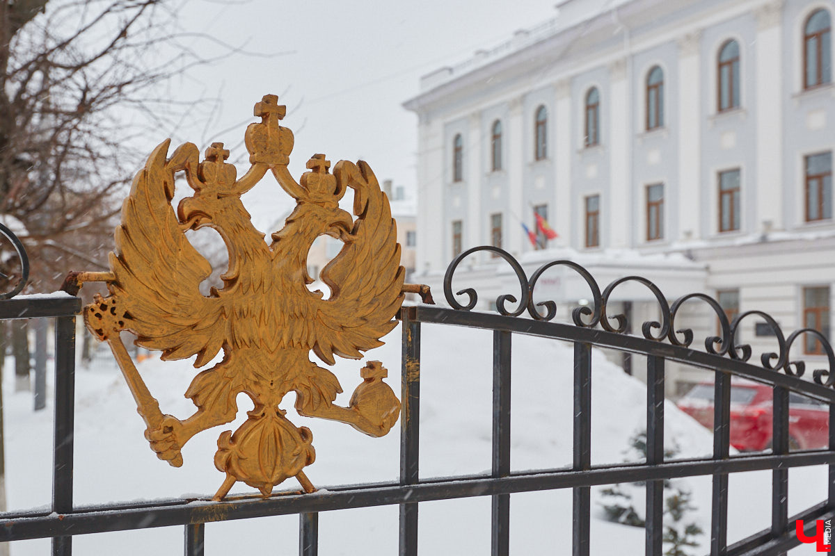 Людмила Пономарева начала трудиться архитектором-проектировщиком во Владимире с ноября 1946 года. Она окончила архитектурный факультет Московского высшего технического училища и 10 лет проработала в различных проектных организациях Москвы. Как член семьи репрессированного в 1938 году была отправлена в Джезказганский исправительно-трудовой лагерь в Казахстане. После ссылки в 1945 году Людмила Ивановна приняла предложение главного архитектора Александра Столетова занять место проектировщика в нашем городе. По ее проектам во Владимире построили очень красивые здания, которые до сих пор привлекают внимание.