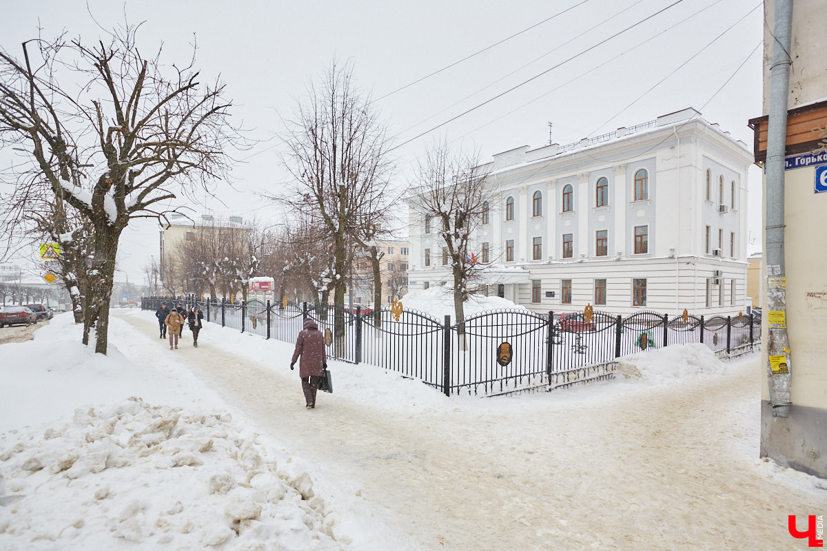 Людмила Пономарева начала трудиться архитектором-проектировщиком во Владимире с ноября 1946 года. Она окончила архитектурный факультет Московского высшего технического училища и 10 лет проработала в различных проектных организациях Москвы. Как член семьи репрессированного в 1938 году была отправлена в Джезказганский исправительно-трудовой лагерь в Казахстане. После ссылки в 1945 году Людмила Ивановна приняла предложение главного архитектора Александра Столетова занять место проектировщика в нашем городе. По ее проектам во Владимире построили очень красивые здания, которые до сих пор привлекают внимание.