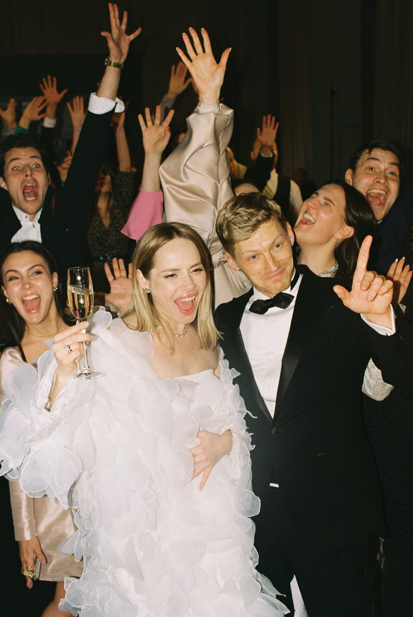 Олег Леднев недавно побывал на свадьбе у звезды сериала «Реальные пацаны» Зои Бербер. Актриса со своим избранником стали его первыми «звездными» клиентами. Подробнее о торжестве видеограф из Владимира рассказал нашему изданию.