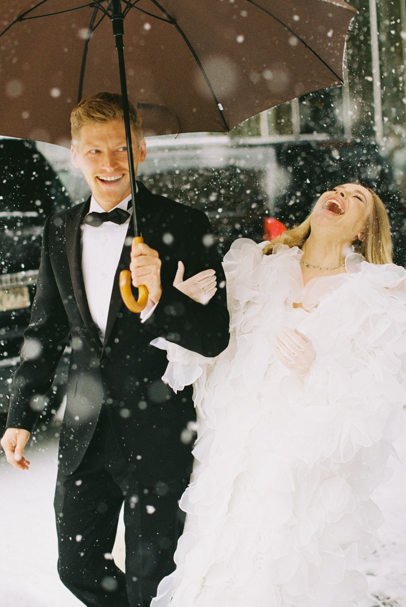 Олег Леднев недавно побывал на свадьбе у звезды сериала «Реальные пацаны» Зои Бербер. Актриса со своим избранником стали его первыми «звездными» клиентами. Подробнее о торжестве видеограф из Владимира рассказал нашему изданию.