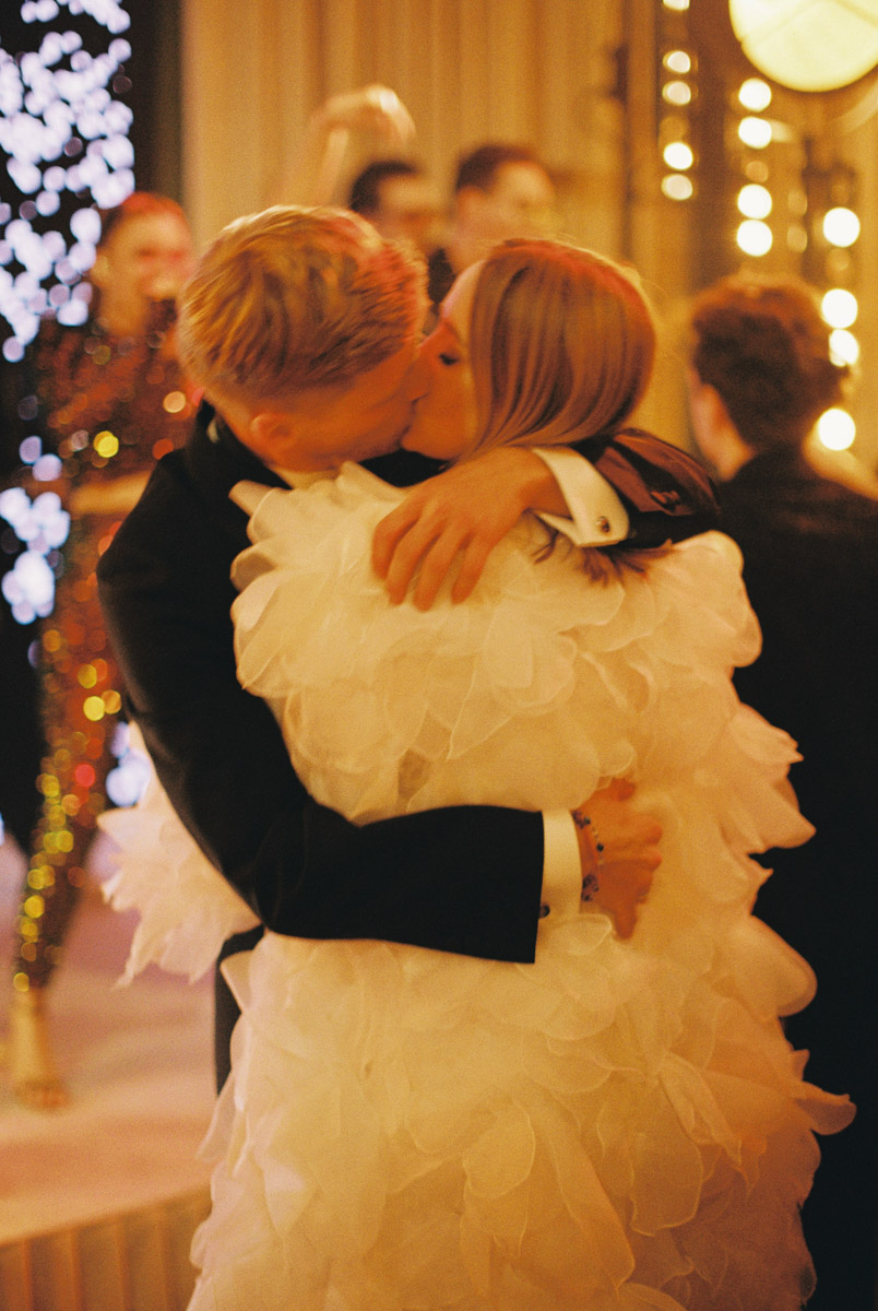 Олег Леднев недавно побывал на свадьбе у звезды сериала «Реальные пацаны» Зои Бербер. Актриса со своим избранником стали его первыми «звездными» клиентами. Подробнее о торжестве видеограф из Владимира рассказал нашему изданию.