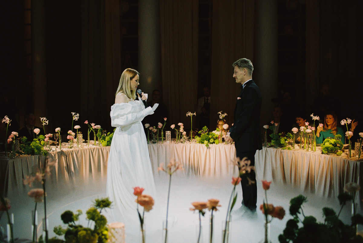 Олег Леднев недавно побывал на свадьбе у звезды сериала «Реальные пацаны» Зои Бербер. Актриса со своим избранником стали его первыми «звездными» клиентами. Подробнее о торжестве видеограф из Владимира рассказал нашему изданию.