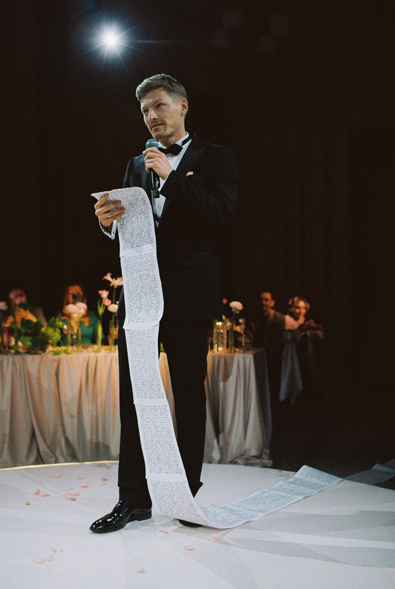 Олег Леднев недавно побывал на свадьбе у звезды сериала «Реальные пацаны» Зои Бербер. Актриса со своим избранником стали его первыми «звездными» клиентами. Подробнее о торжестве видеограф из Владимира рассказал нашему изданию.