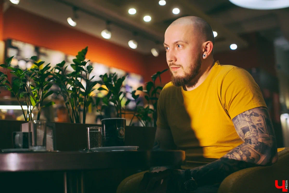 Олег Леднев недавно побывал на свадьбе у звезды сериала «Реальные пацаны» Зои Бербер. Актриса со своим избранником стали его первыми «звездными» клиентами. Подробнее о торжестве видеограф из Владимира рассказал нашему изданию.