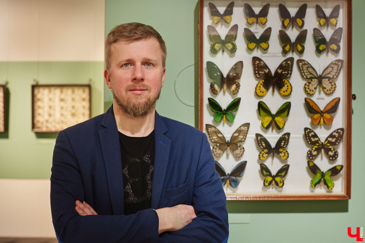 Руслан Жуков собрал коллекцию членистоногих. Одних только бабочек у него несколько тысяч, также он добавил к ним жуков, кузнечиков и даже тараканов. Всего за стеклом хранится четыре тысячи экземпляров, больше половины из них представлено на персональной выставке владимирского биолога в Музее природы.