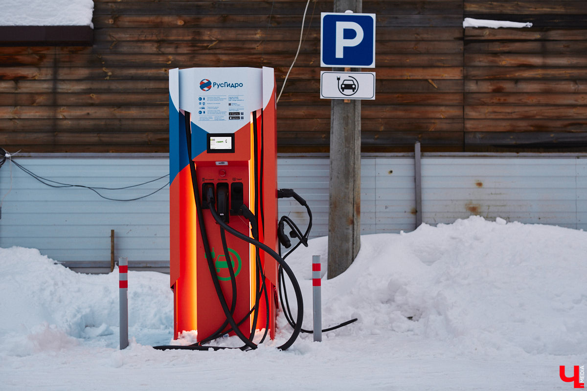 В 2024 году электромобилем мало кого удивишь. Наш регион от тренда на экологичный транспорт не отстает: зарядные станции растут как грибы после дождя. Сразу несколько свежеустановленных ЭЗС на владимирских улицах заприметил «Ключ-Медиа» и мимо, конечно, не прошел.
