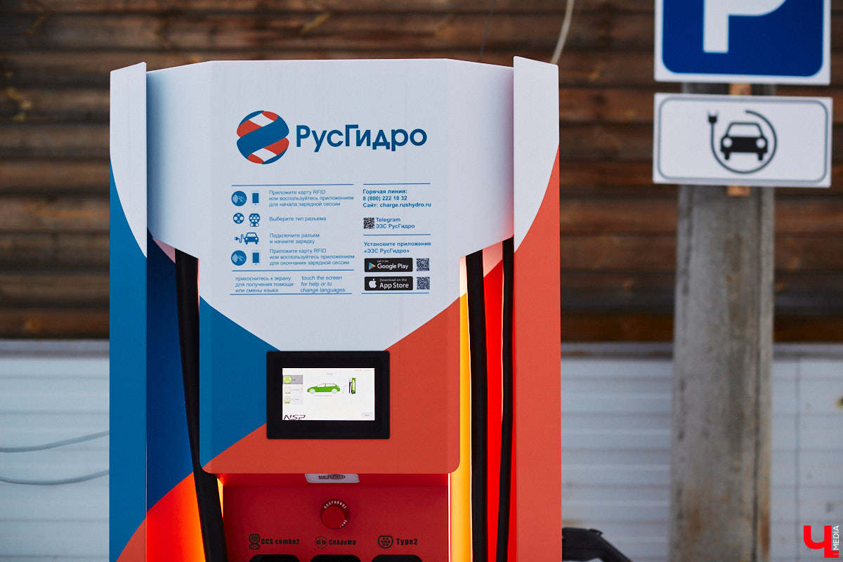 В 2024 году электромобилем мало кого удивишь. Наш регион от тренда на экологичный транспорт не отстает: зарядные станции растут как грибы после дождя. Сразу несколько свежеустановленных ЭЗС на владимирских улицах заприметил «Ключ-Медиа» и мимо, конечно, не прошел.