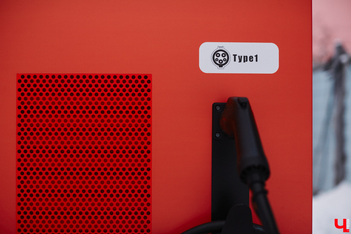 В 2024 году электромобилем мало кого удивишь. Наш регион от тренда на экологичный транспорт не отстает: зарядные станции растут как грибы после дождя. Сразу несколько свежеустановленных ЭЗС на владимирских улицах заприметил «Ключ-Медиа» и мимо, конечно, не прошел.