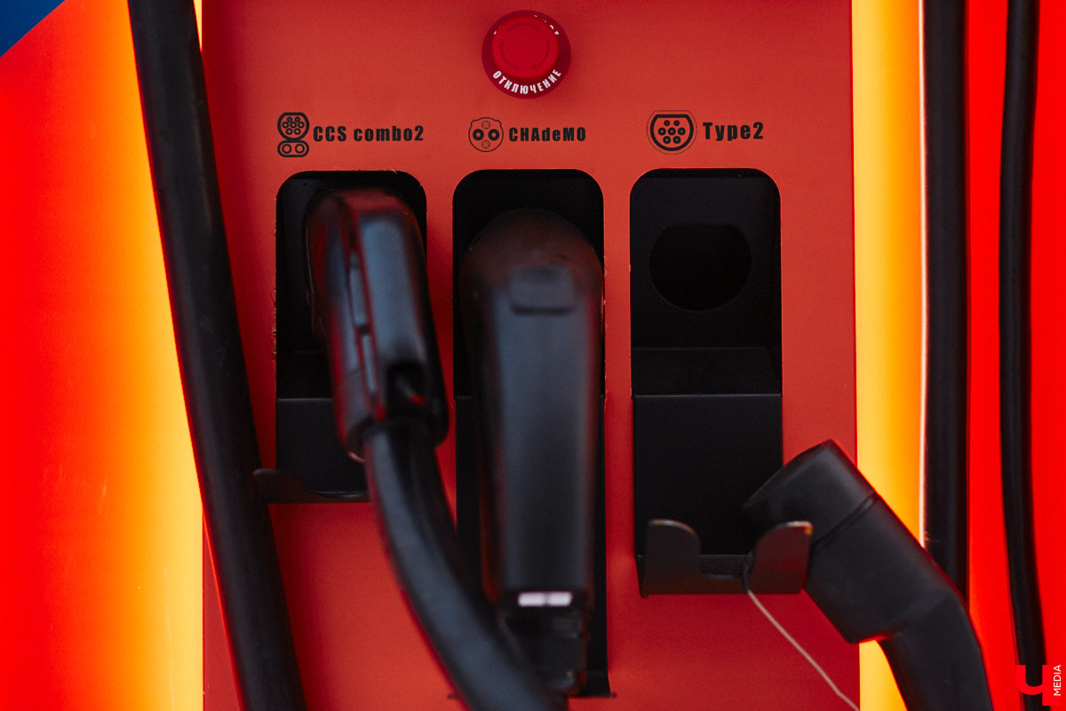 В 2024 году электромобилем мало кого удивишь. Наш регион от тренда на экологичный транспорт не отстает: зарядные станции растут как грибы после дождя. Сразу несколько свежеустановленных ЭЗС на владимирских улицах заприметил «Ключ-Медиа» и мимо, конечно, не прошел.