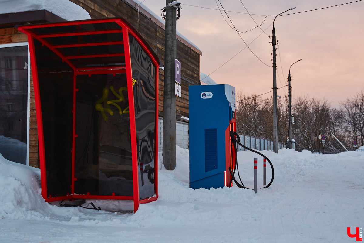 В 2024 году электромобилем мало кого удивишь. Наш регион от тренда на экологичный транспорт не отстает: зарядные станции растут как грибы после дождя. Сразу несколько свежеустановленных ЭЗС на владимирских улицах заприметил «Ключ-Медиа» и мимо, конечно, не прошел.