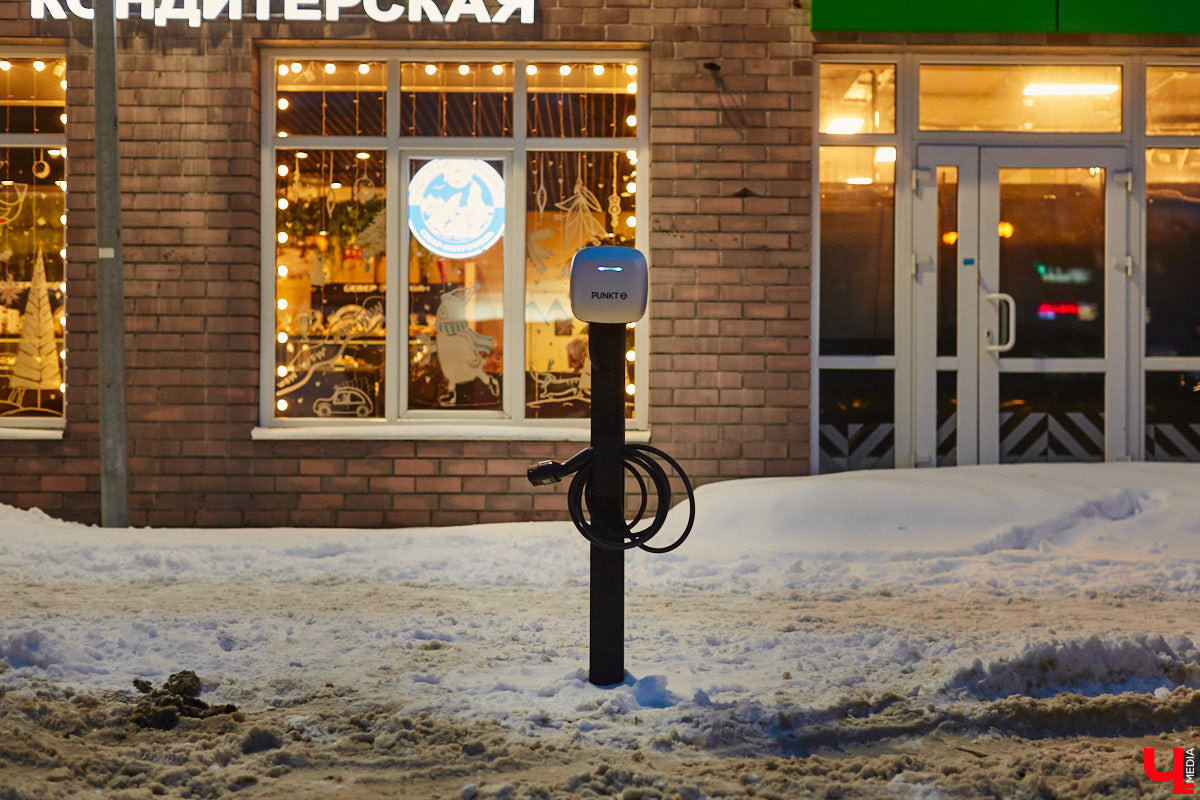 В 2024 году электромобилем мало кого удивишь. Наш регион от тренда на экологичный транспорт не отстает: зарядные станции растут как грибы после дождя. Сразу несколько свежеустановленных ЭЗС на владимирских улицах заприметил «Ключ-Медиа» и мимо, конечно, не прошел.