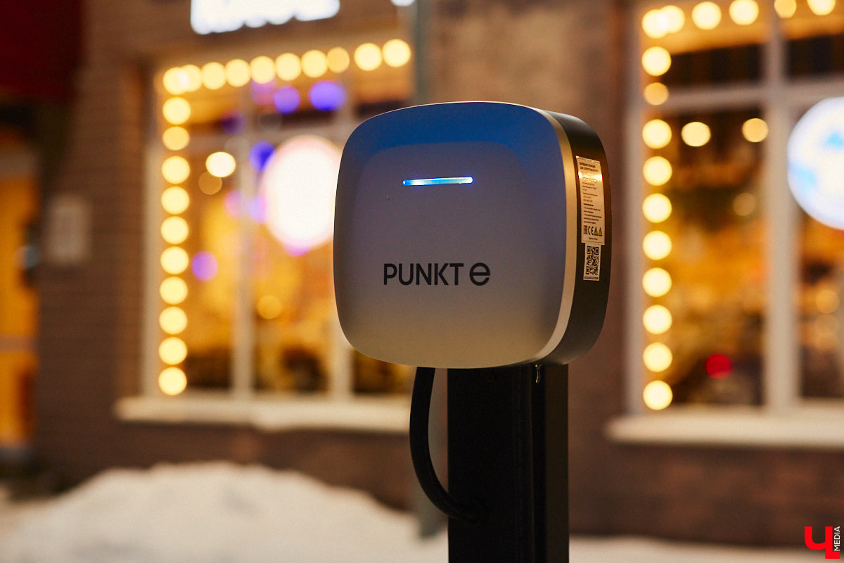 В 2024 году электромобилем мало кого удивишь. Наш регион от тренда на экологичный транспорт не отстает: зарядные станции растут как грибы после дождя. Сразу несколько свежеустановленных ЭЗС на владимирских улицах заприметил «Ключ-Медиа» и мимо, конечно, не прошел.