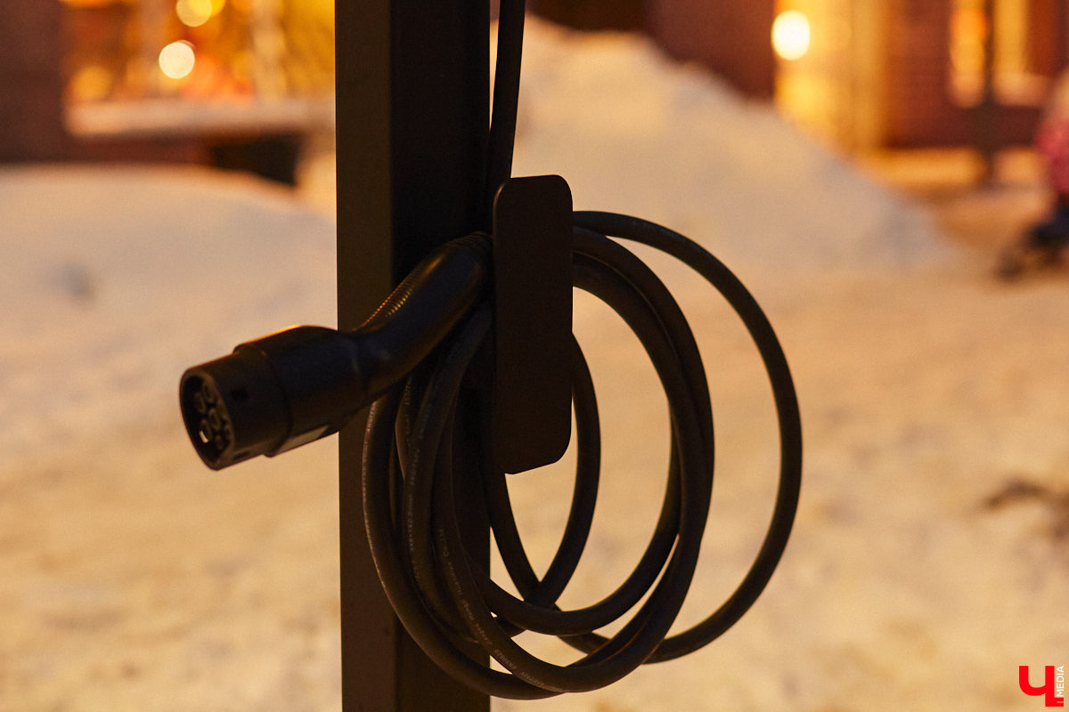 В 2024 году электромобилем мало кого удивишь. Наш регион от тренда на экологичный транспорт не отстает: зарядные станции растут как грибы после дождя. Сразу несколько свежеустановленных ЭЗС на владимирских улицах заприметил «Ключ-Медиа» и мимо, конечно, не прошел.