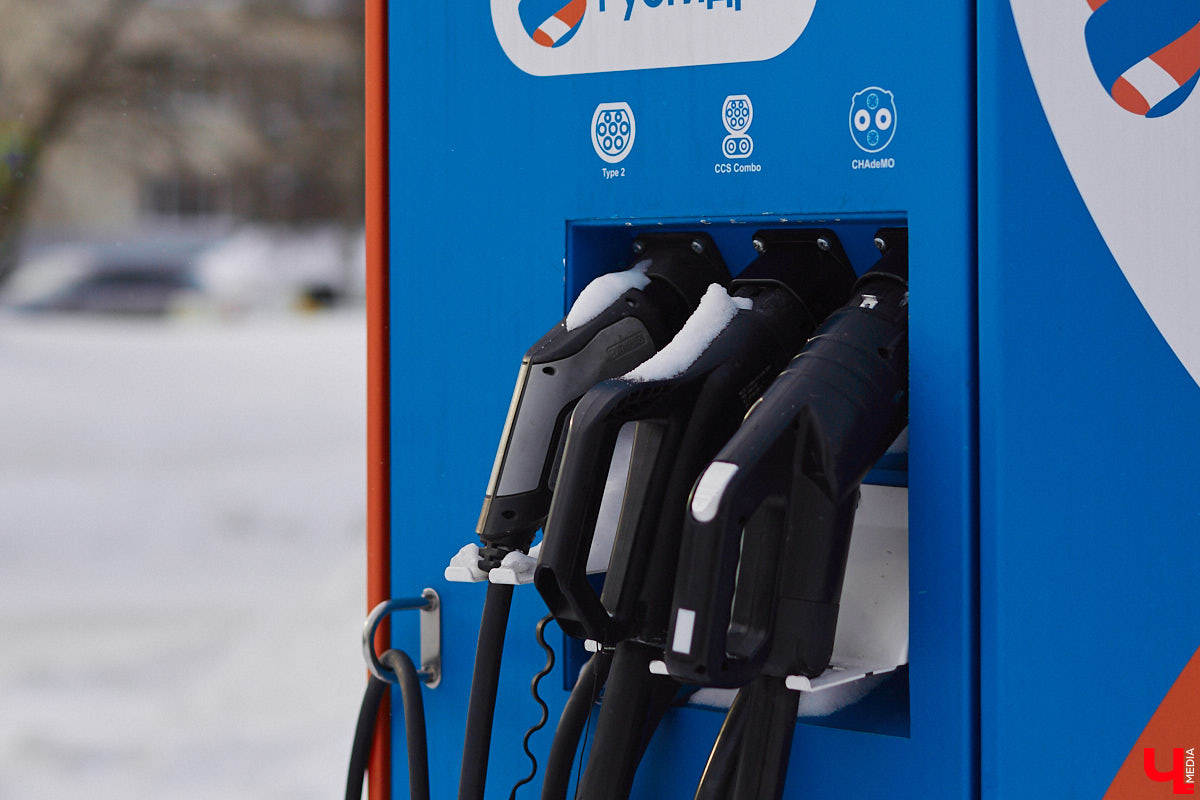 В 2024 году электромобилем мало кого удивишь. Наш регион от тренда на экологичный транспорт не отстает: зарядные станции растут как грибы после дождя. Сразу несколько свежеустановленных ЭЗС на владимирских улицах заприметил «Ключ-Медиа» и мимо, конечно, не прошел.