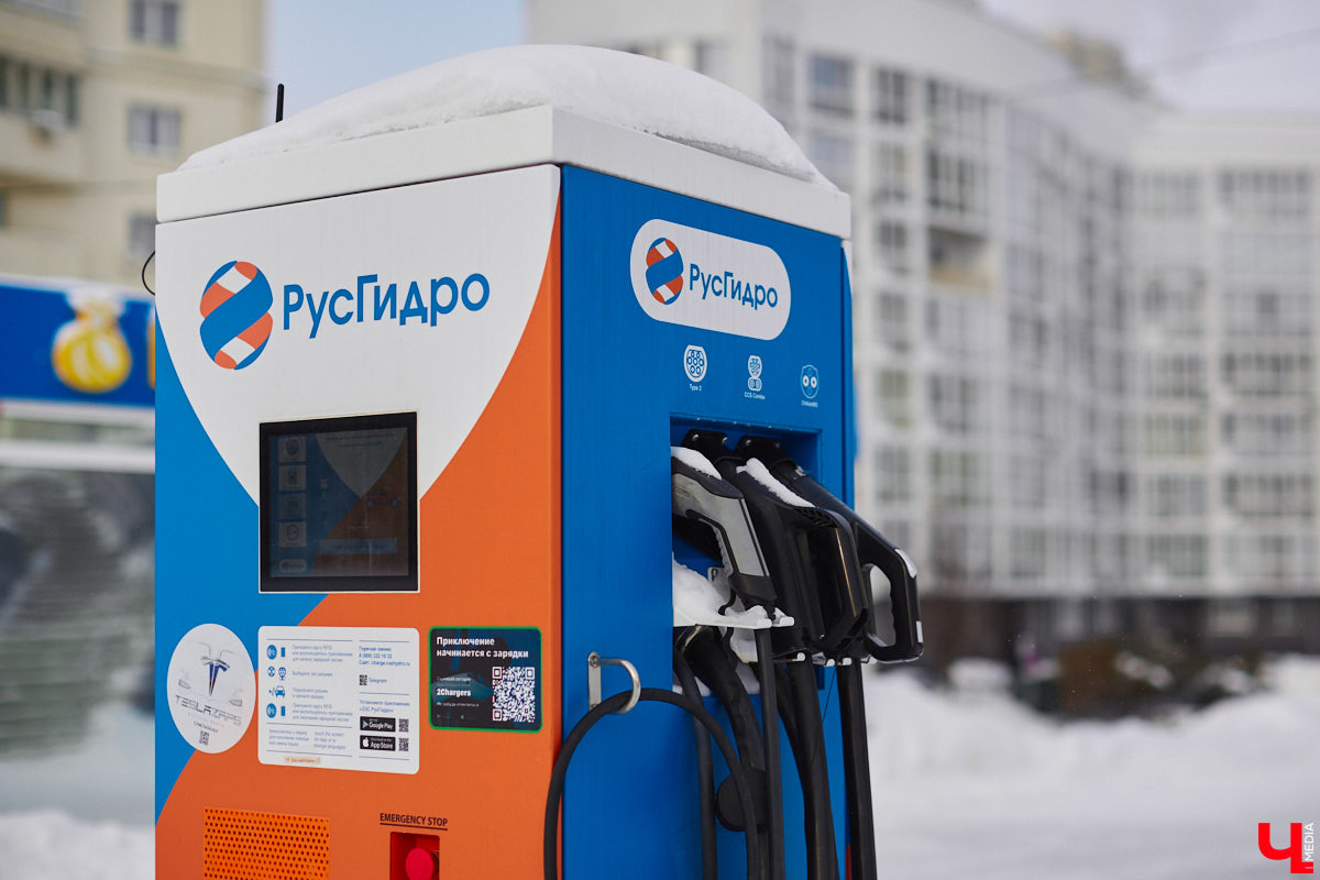 В 2024 году электромобилем мало кого удивишь. Наш регион от тренда на экологичный транспорт не отстает: зарядные станции растут как грибы после дождя. Сразу несколько свежеустановленных ЭЗС на владимирских улицах заприметил «Ключ-Медиа» и мимо, конечно, не прошел.