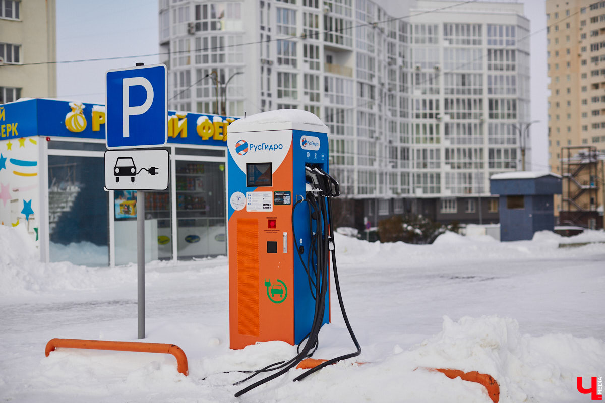 В 2024 году электромобилем мало кого удивишь. Наш регион от тренда на экологичный транспорт не отстает: зарядные станции растут как грибы после дождя. Сразу несколько свежеустановленных ЭЗС на владимирских улицах заприметил «Ключ-Медиа» и мимо, конечно, не прошел.