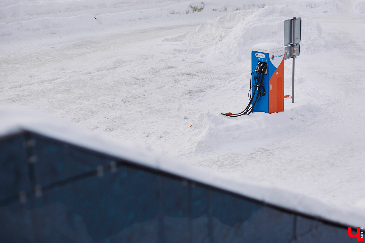 В 2024 году электромобилем мало кого удивишь. Наш регион от тренда на экологичный транспорт не отстает: зарядные станции растут как грибы после дождя. Сразу несколько свежеустановленных ЭЗС на владимирских улицах заприметил «Ключ-Медиа» и мимо, конечно, не прошел.