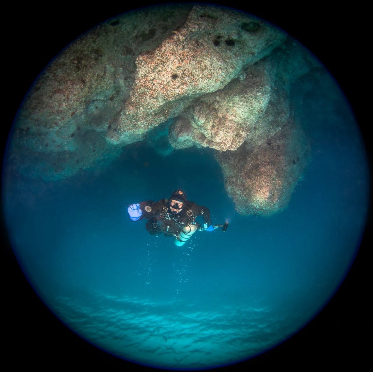 Семья владимирских дайверов Сергей и Мария Байковы объехала весь мир. Ребята ныряли в 46 странах, а теперь сосредоточились на путешествиях по России. И наша страна удивляет их снова и снова. На этот год все маршруты уже запланированы. Впереди 10 увлекательных туров от Байкала до Владивостока.