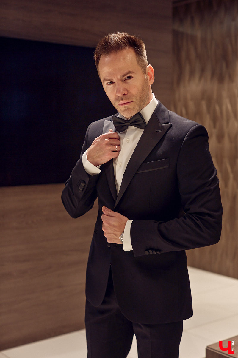 Порой обновить гардероб — непростая задача для представителей сильного пола. Особенно для тех, кто привык одеваться стильно и в соответствии со статусом. В преддверии главного мужского праздника страны мы наведались во владимирский салон TRUVOR, чтобы в компании ведущего Сергея Сажина оценить ассортимент магазина.