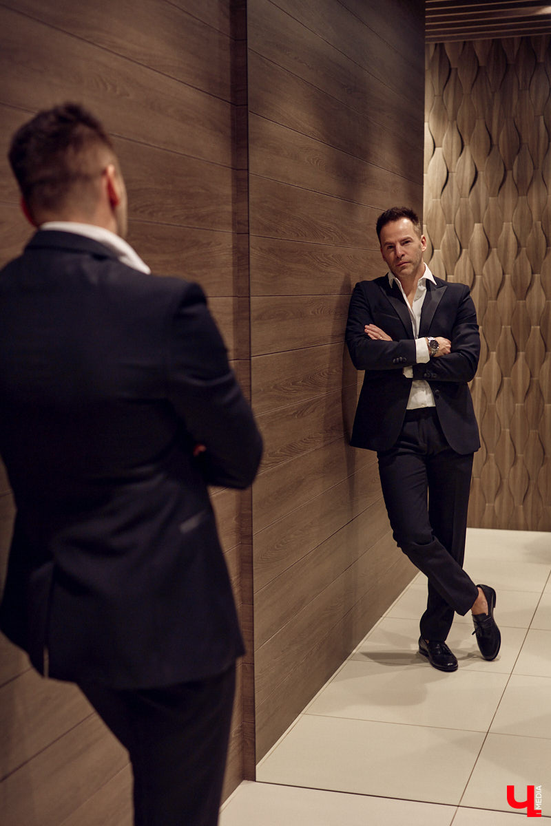 Порой обновить гардероб — непростая задача для представителей сильного пола. Особенно для тех, кто привык одеваться стильно и в соответствии со статусом. В преддверии главного мужского праздника страны мы наведались во владимирский салон TRUVOR, чтобы в компании ведущего Сергея Сажина оценить ассортимент магазина.