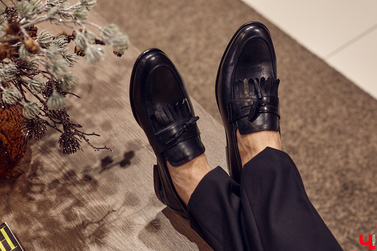 Порой обновить гардероб — непростая задача для представителей сильного пола. Особенно для тех, кто привык одеваться стильно и в соответствии со статусом. В преддверии главного мужского праздника страны мы наведались во владимирский салон TRUVOR, чтобы в компании ведущего Сергея Сажина оценить ассортимент магазина.