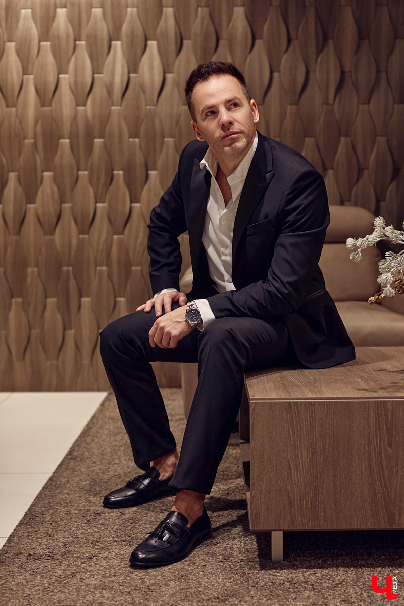 Порой обновить гардероб — непростая задача для представителей сильного пола. Особенно для тех, кто привык одеваться стильно и в соответствии со статусом. В преддверии главного мужского праздника страны мы наведались во владимирский салон TRUVOR, чтобы в компании ведущего Сергея Сажина оценить ассортимент магазина.