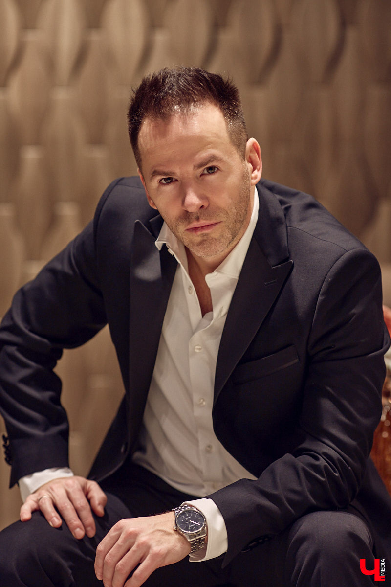 Порой обновить гардероб — непростая задача для представителей сильного пола. Особенно для тех, кто привык одеваться стильно и в соответствии со статусом. В преддверии главного мужского праздника страны мы наведались во владимирский салон TRUVOR, чтобы в компании ведущего Сергея Сажина оценить ассортимент магазина.