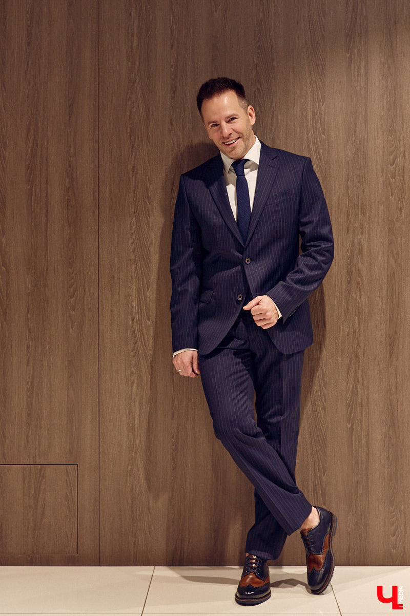 Порой обновить гардероб — непростая задача для представителей сильного пола. Особенно для тех, кто привык одеваться стильно и в соответствии со статусом. В преддверии главного мужского праздника страны мы наведались во владимирский салон TRUVOR, чтобы в компании ведущего Сергея Сажина оценить ассортимент магазина.