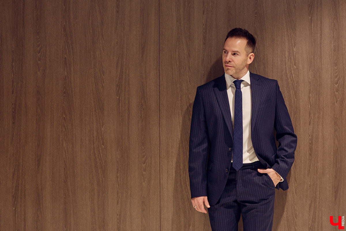 Порой обновить гардероб — непростая задача для представителей сильного пола. Особенно для тех, кто привык одеваться стильно и в соответствии со статусом. В преддверии главного мужского праздника страны мы наведались во владимирский салон TRUVOR, чтобы в компании ведущего Сергея Сажина оценить ассортимент магазина.