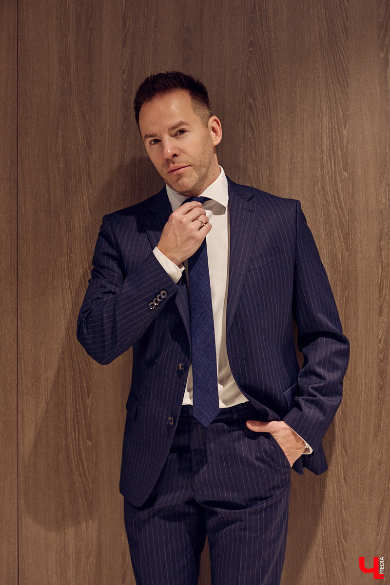 Порой обновить гардероб — непростая задача для представителей сильного пола. Особенно для тех, кто привык одеваться стильно и в соответствии со статусом. В преддверии главного мужского праздника страны мы наведались во владимирский салон TRUVOR, чтобы в компании ведущего Сергея Сажина оценить ассортимент магазина.