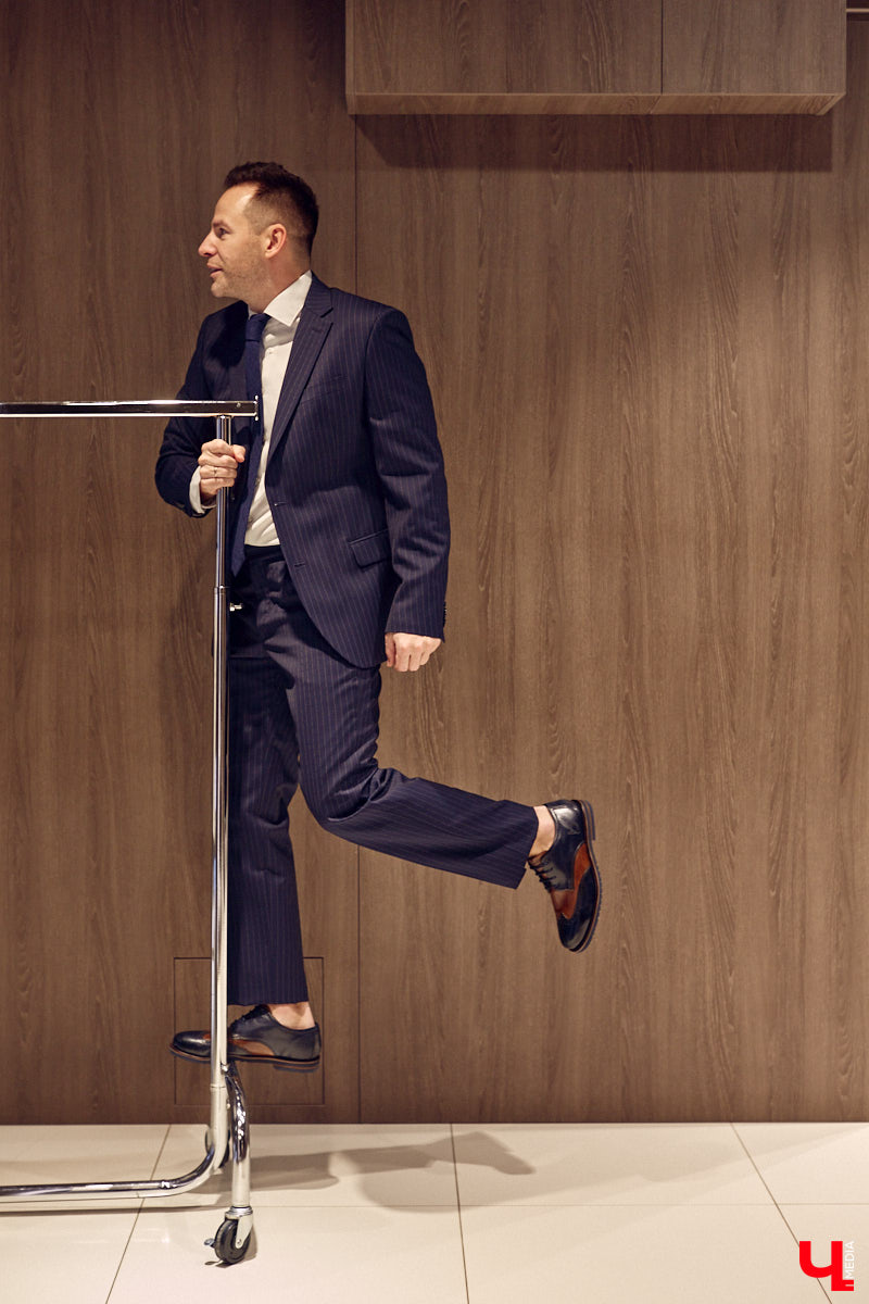 Порой обновить гардероб — непростая задача для представителей сильного пола. Особенно для тех, кто привык одеваться стильно и в соответствии со статусом. В преддверии главного мужского праздника страны мы наведались во владимирский салон TRUVOR, чтобы в компании ведущего Сергея Сажина оценить ассортимент магазина.