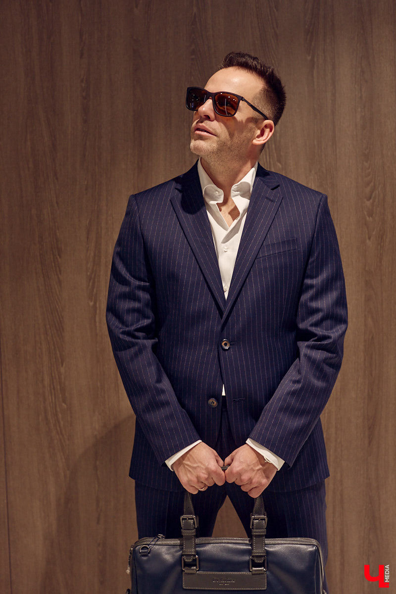 Порой обновить гардероб — непростая задача для представителей сильного пола. Особенно для тех, кто привык одеваться стильно и в соответствии со статусом. В преддверии главного мужского праздника страны мы наведались во владимирский салон TRUVOR, чтобы в компании ведущего Сергея Сажина оценить ассортимент магазина.