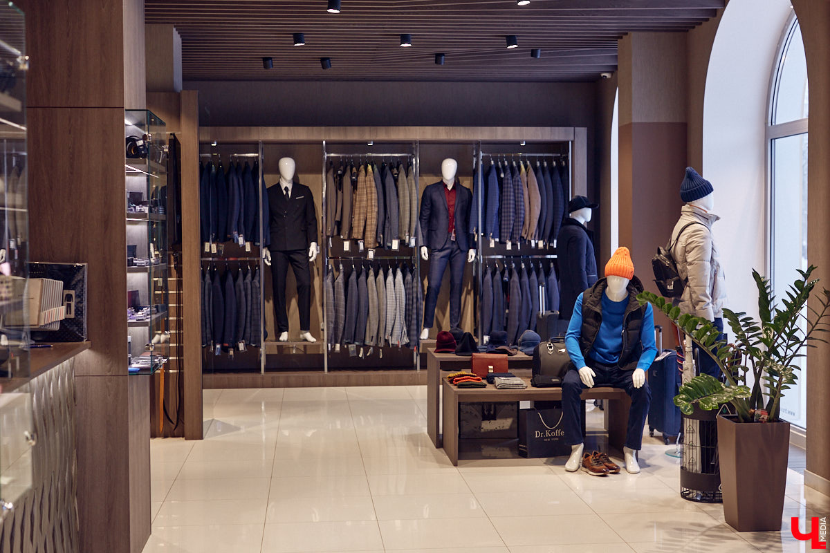 Порой обновить гардероб — непростая задача для представителей сильного пола. Особенно для тех, кто привык одеваться стильно и в соответствии со статусом. В преддверии главного мужского праздника страны мы наведались во владимирский салон TRUVOR, чтобы в компании ведущего Сергея Сажина оценить ассортимент магазина.