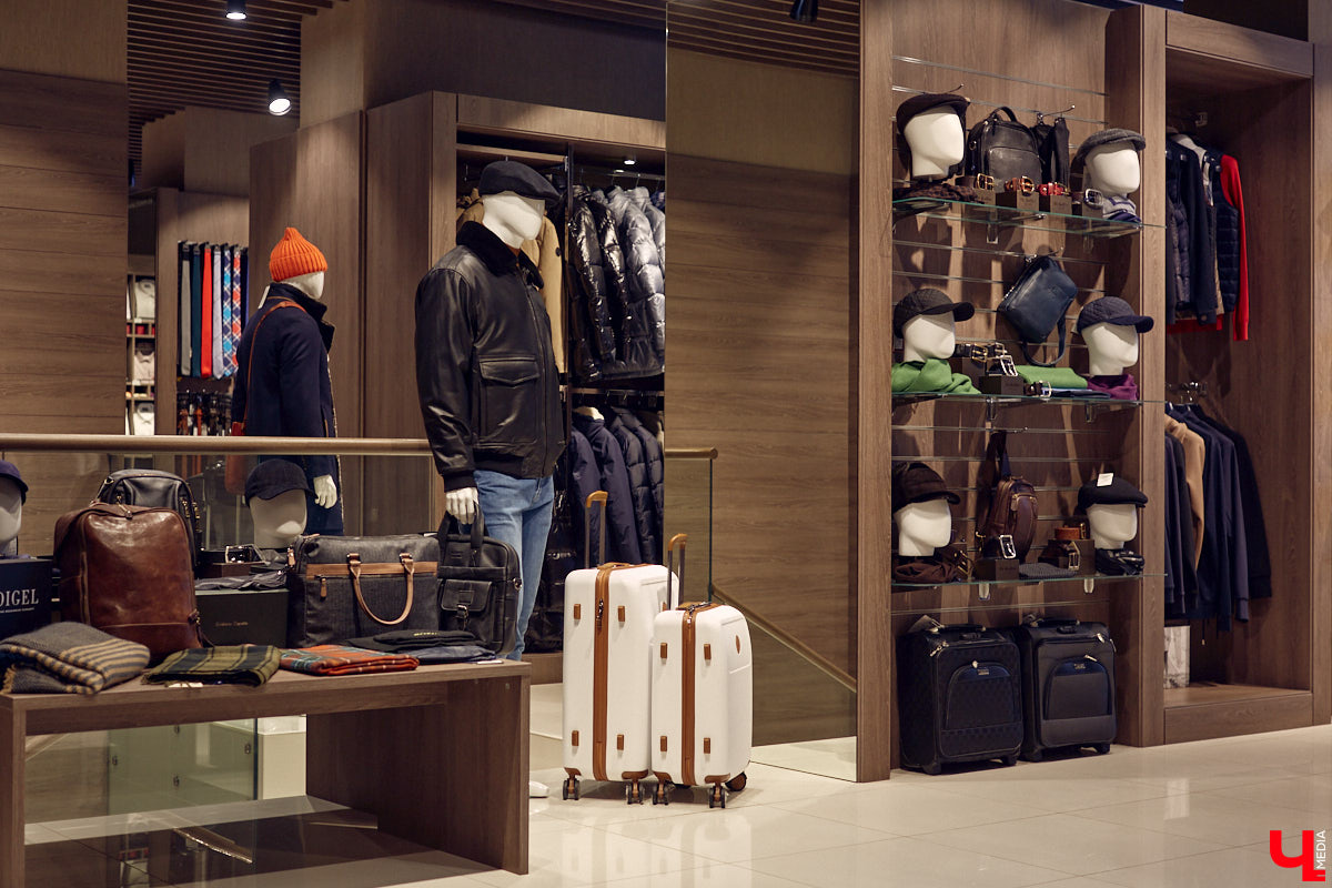 Порой обновить гардероб — непростая задача для представителей сильного пола. Особенно для тех, кто привык одеваться стильно и в соответствии со статусом. В преддверии главного мужского праздника страны мы наведались во владимирский салон TRUVOR, чтобы в компании ведущего Сергея Сажина оценить ассортимент магазина.