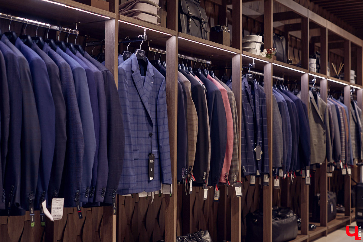 Порой обновить гардероб — непростая задача для представителей сильного пола. Особенно для тех, кто привык одеваться стильно и в соответствии со статусом. В преддверии главного мужского праздника страны мы наведались во владимирский салон TRUVOR, чтобы в компании ведущего Сергея Сажина оценить ассортимент магазина.