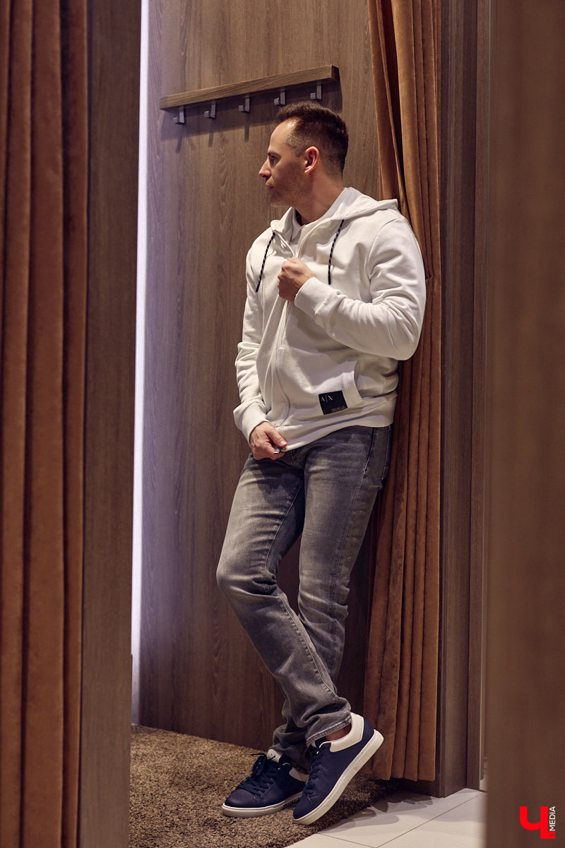 Порой обновить гардероб — непростая задача для представителей сильного пола. Особенно для тех, кто привык одеваться стильно и в соответствии со статусом. В преддверии главного мужского праздника страны мы наведались во владимирский салон TRUVOR, чтобы в компании ведущего Сергея Сажина оценить ассортимент магазина.