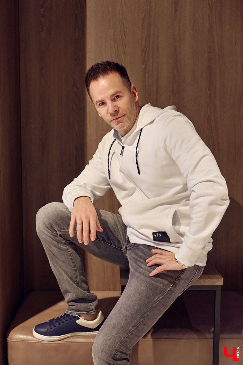 Порой обновить гардероб — непростая задача для представителей сильного пола. Особенно для тех, кто привык одеваться стильно и в соответствии со статусом. В преддверии главного мужского праздника страны мы наведались во владимирский салон TRUVOR, чтобы в компании ведущего Сергея Сажина оценить ассортимент магазина.