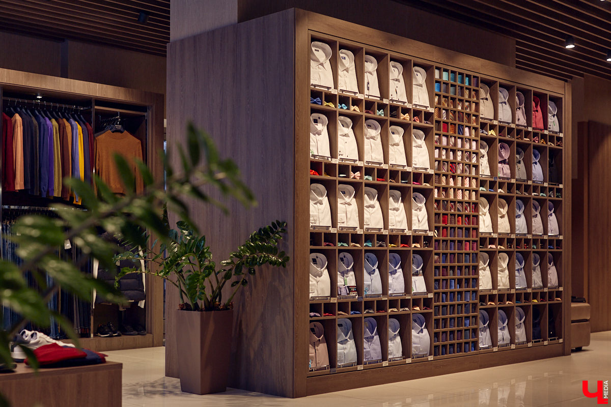 Порой обновить гардероб — непростая задача для представителей сильного пола. Особенно для тех, кто привык одеваться стильно и в соответствии со статусом. В преддверии главного мужского праздника страны мы наведались во владимирский салон TRUVOR, чтобы в компании ведущего Сергея Сажина оценить ассортимент магазина.