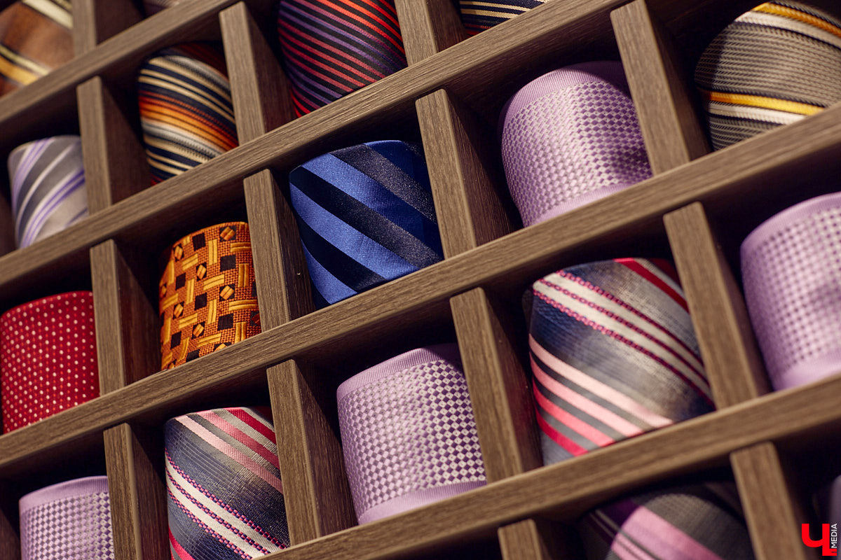 Порой обновить гардероб — непростая задача для представителей сильного пола. Особенно для тех, кто привык одеваться стильно и в соответствии со статусом. В преддверии главного мужского праздника страны мы наведались во владимирский салон TRUVOR, чтобы в компании ведущего Сергея Сажина оценить ассортимент магазина.