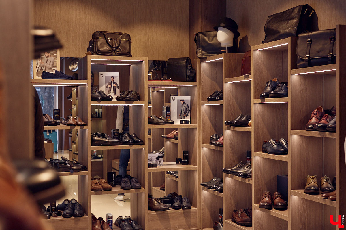 Порой обновить гардероб — непростая задача для представителей сильного пола. Особенно для тех, кто привык одеваться стильно и в соответствии со статусом. В преддверии главного мужского праздника страны мы наведались во владимирский салон TRUVOR, чтобы в компании ведущего Сергея Сажина оценить ассортимент магазина.