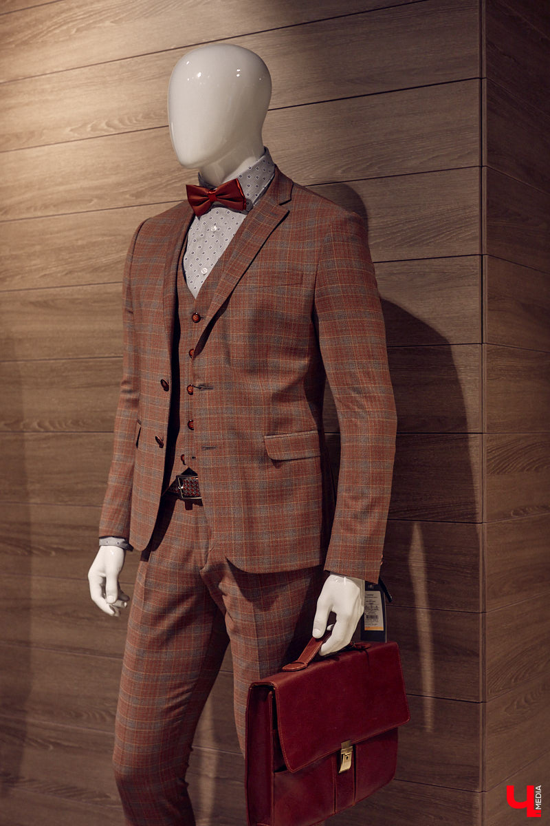 Порой обновить гардероб — непростая задача для представителей сильного пола. Особенно для тех, кто привык одеваться стильно и в соответствии со статусом. В преддверии главного мужского праздника страны мы наведались во владимирский салон TRUVOR, чтобы в компании ведущего Сергея Сажина оценить ассортимент магазина.