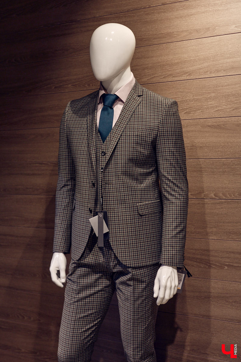 Порой обновить гардероб — непростая задача для представителей сильного пола. Особенно для тех, кто привык одеваться стильно и в соответствии со статусом. В преддверии главного мужского праздника страны мы наведались во владимирский салон TRUVOR, чтобы в компании ведущего Сергея Сажина оценить ассортимент магазина.