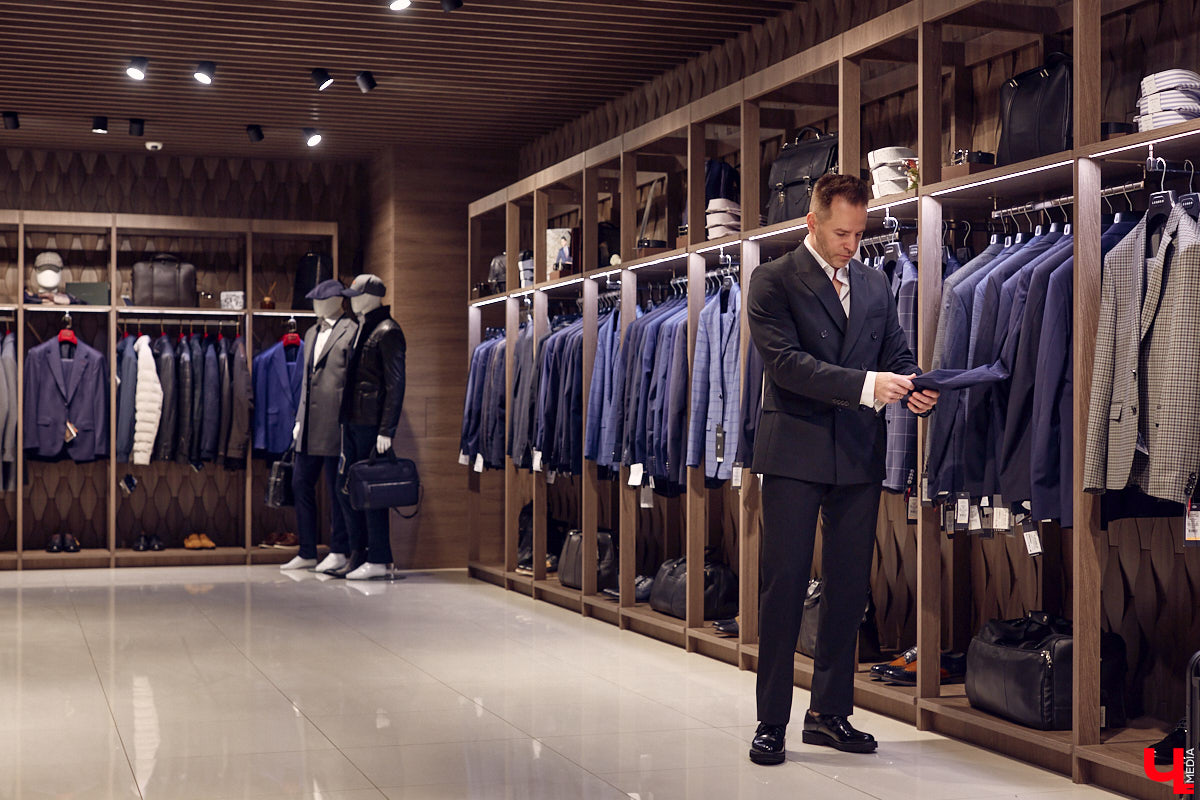 Порой обновить гардероб — непростая задача для представителей сильного пола. Особенно для тех, кто привык одеваться стильно и в соответствии со статусом. В преддверии главного мужского праздника страны мы наведались во владимирский салон TRUVOR, чтобы в компании ведущего Сергея Сажина оценить ассортимент магазина.